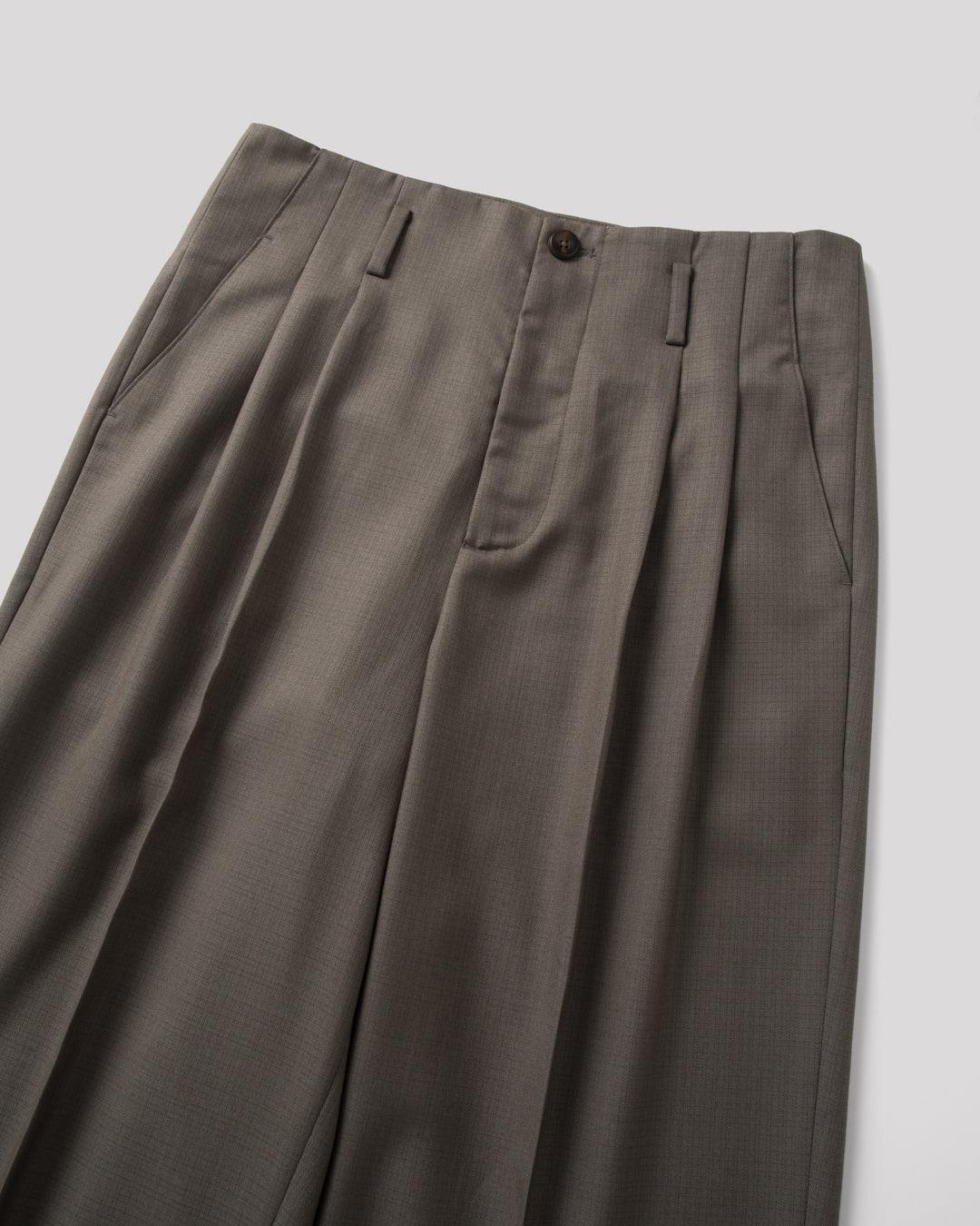 SAMBASHI - Airy Tropical Wool Touch Two-Tuck Slacks (Caramel)