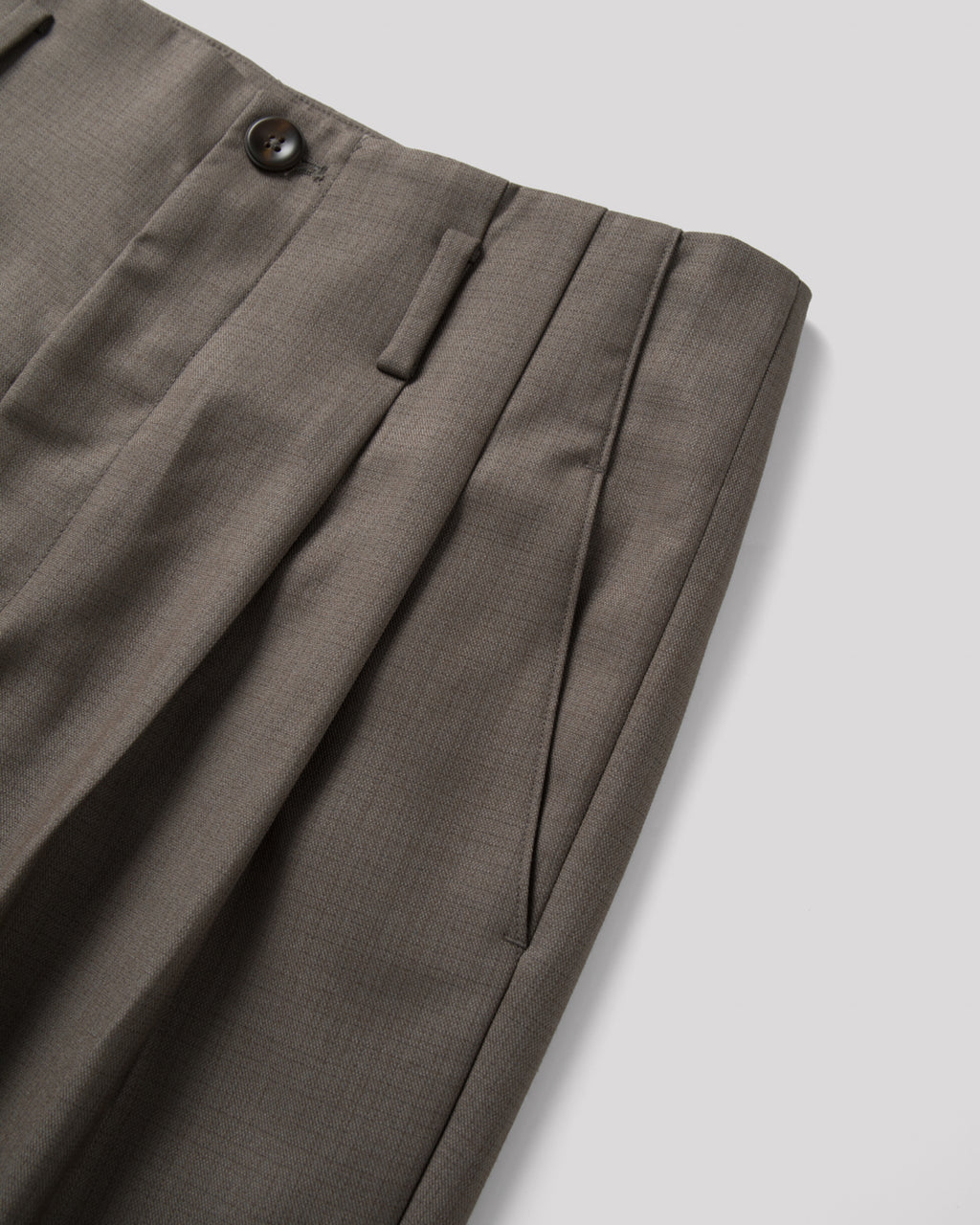 SAMBASHI - Airy Tropical Wool Touch Two-Tuck Slacks (Caramel)