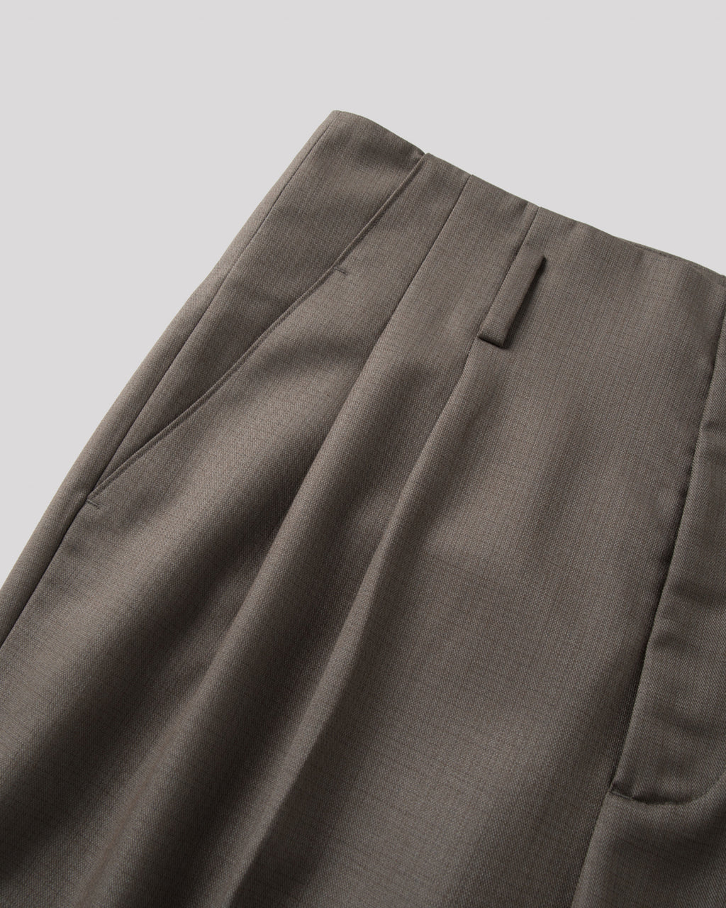 SAMBASHI - Airy Tropical Wool Touch Two-Tuck Slacks (Caramel)