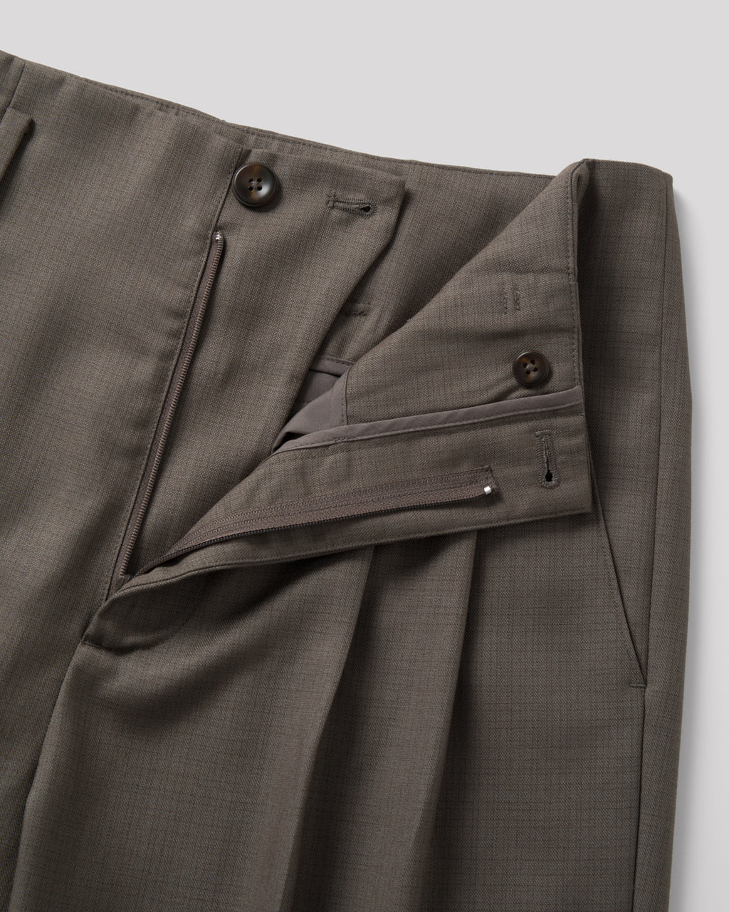 SAMBASHI - Airy Tropical Wool Touch Two-Tuck Slacks (Caramel)