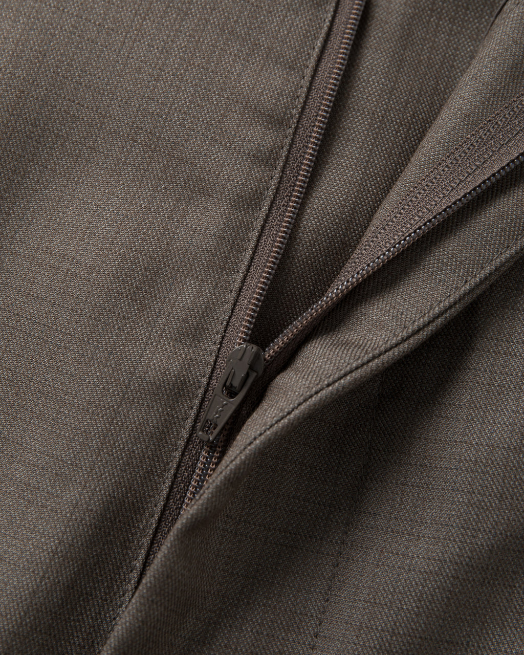 SAMBASHI - Airy Tropical Wool Touch Two-Tuck Slacks (Caramel)