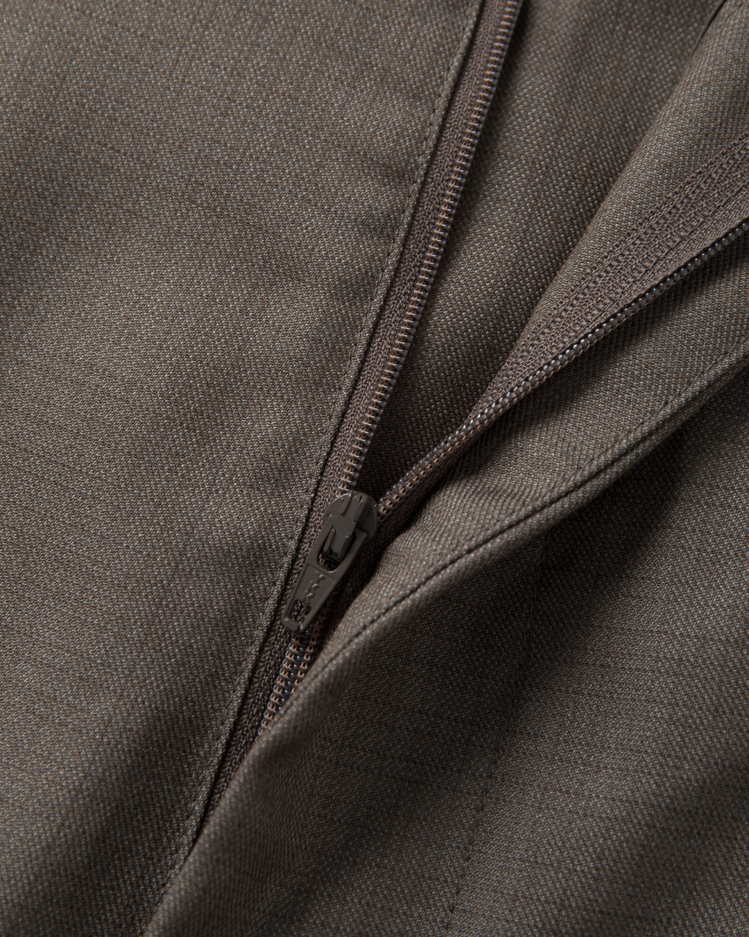 SAMBASHI - Airy Tropical Wool Touch Two-Tuck Slacks (Caramel)