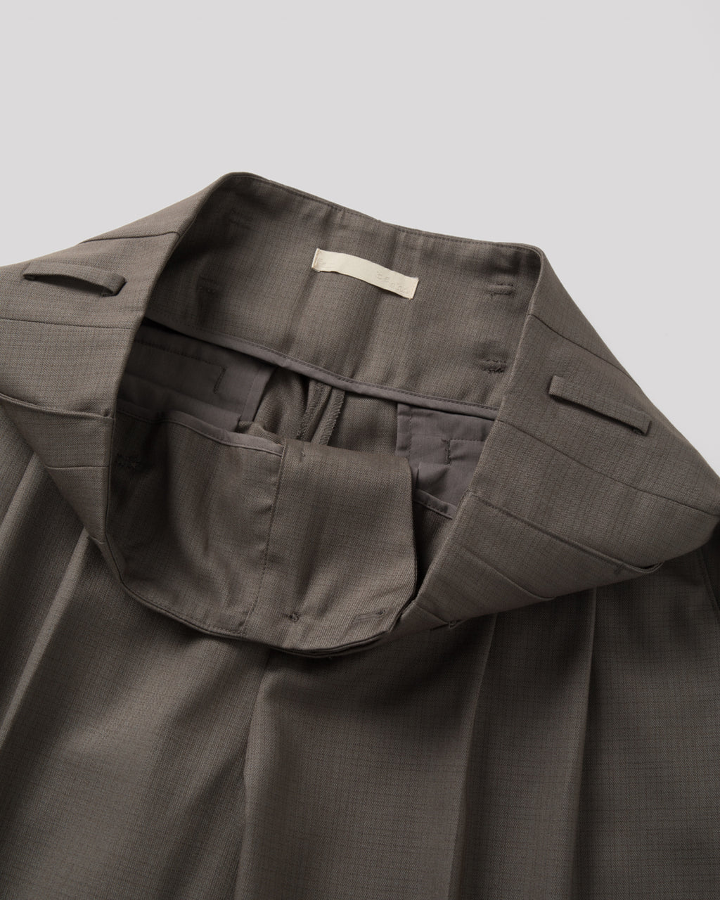 SAMBASHI - Airy Tropical Wool Touch Two-Tuck Slacks (Caramel)