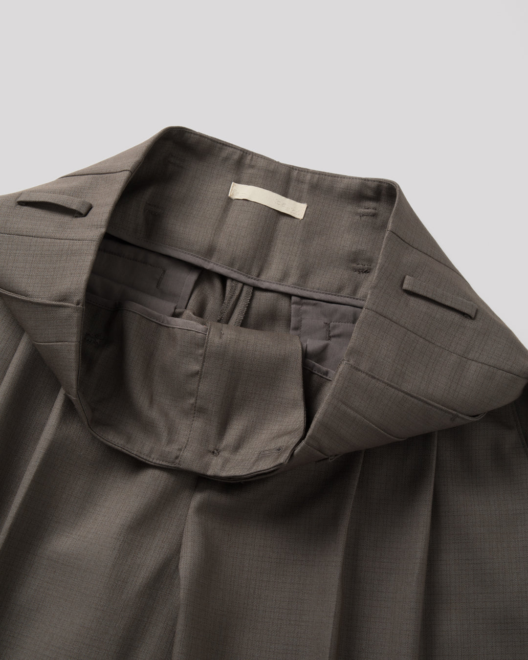SAMBASHI - Airy Tropical Wool Touch Two-Tuck Slacks (Caramel)