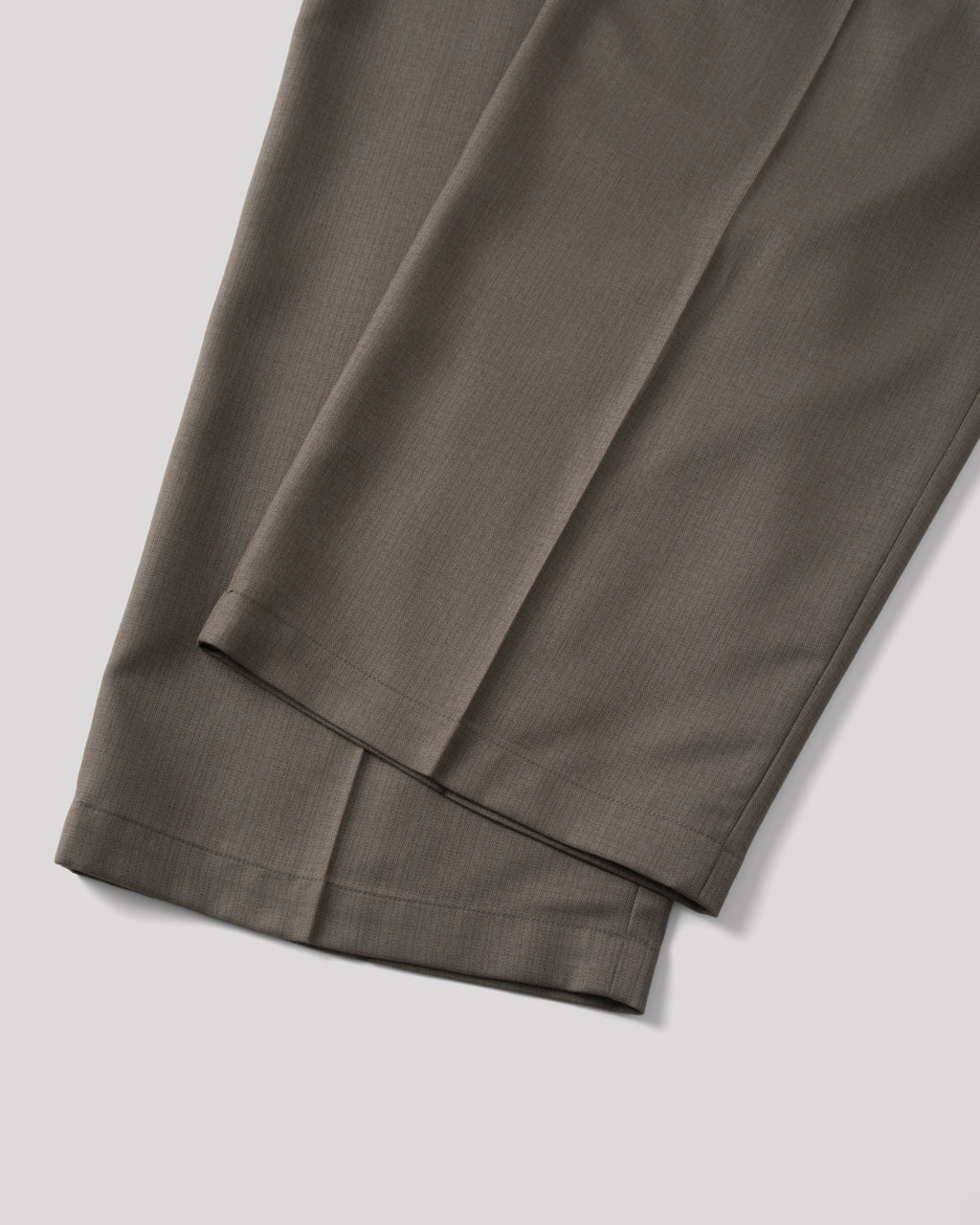 SAMBASHI - Airy Tropical Wool Touch Two-Tuck Slacks (Caramel)