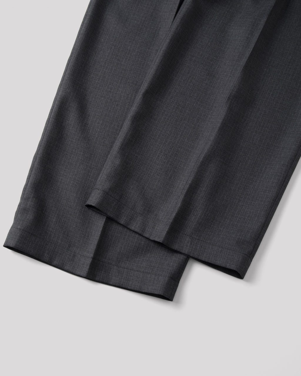 SAMBASHI - Airy Tropical Wool Touch Two-Tuck Slacks (Charcoal)