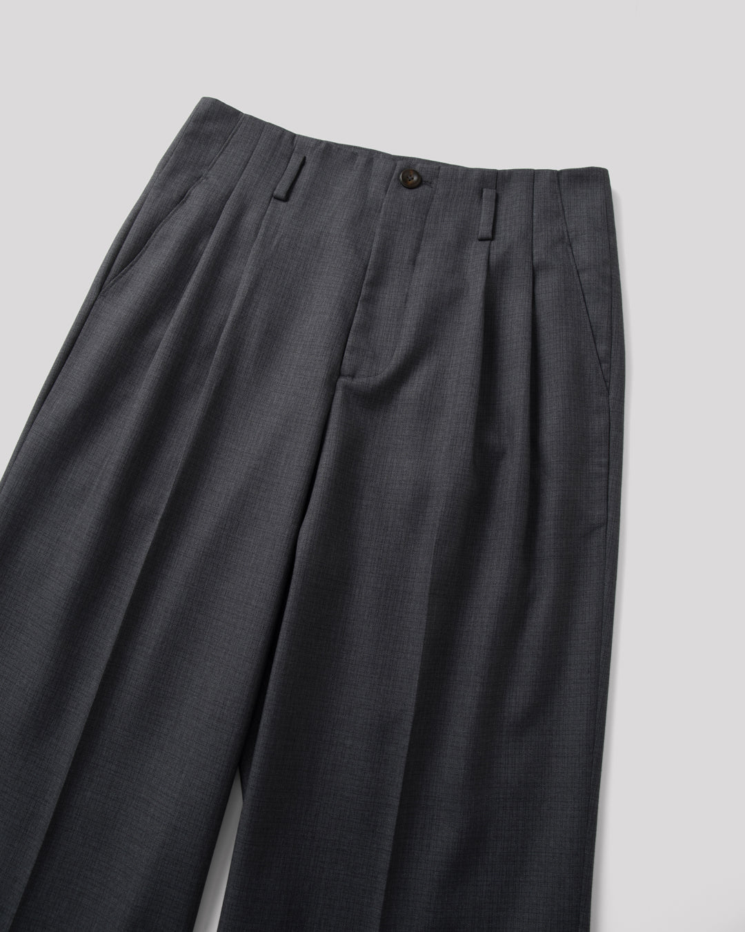 SAMBASHI - Airy Tropical Wool Touch Two-Tuck Slacks (Charcoal)
