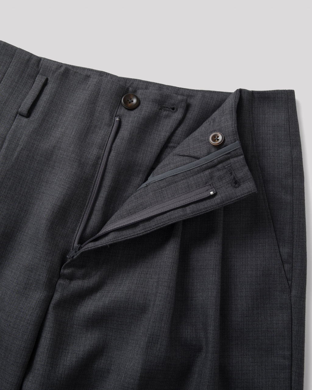 SAMBASHI - Airy Tropical Wool Touch Two-Tuck Slacks (Charcoal)