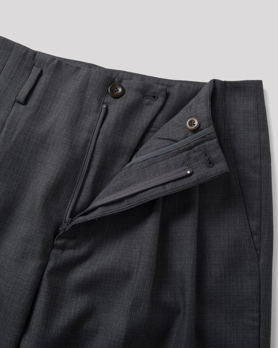 SAMBASHI - Airy Tropical Wool Touch Two-Tuck Slacks (Charcoal)