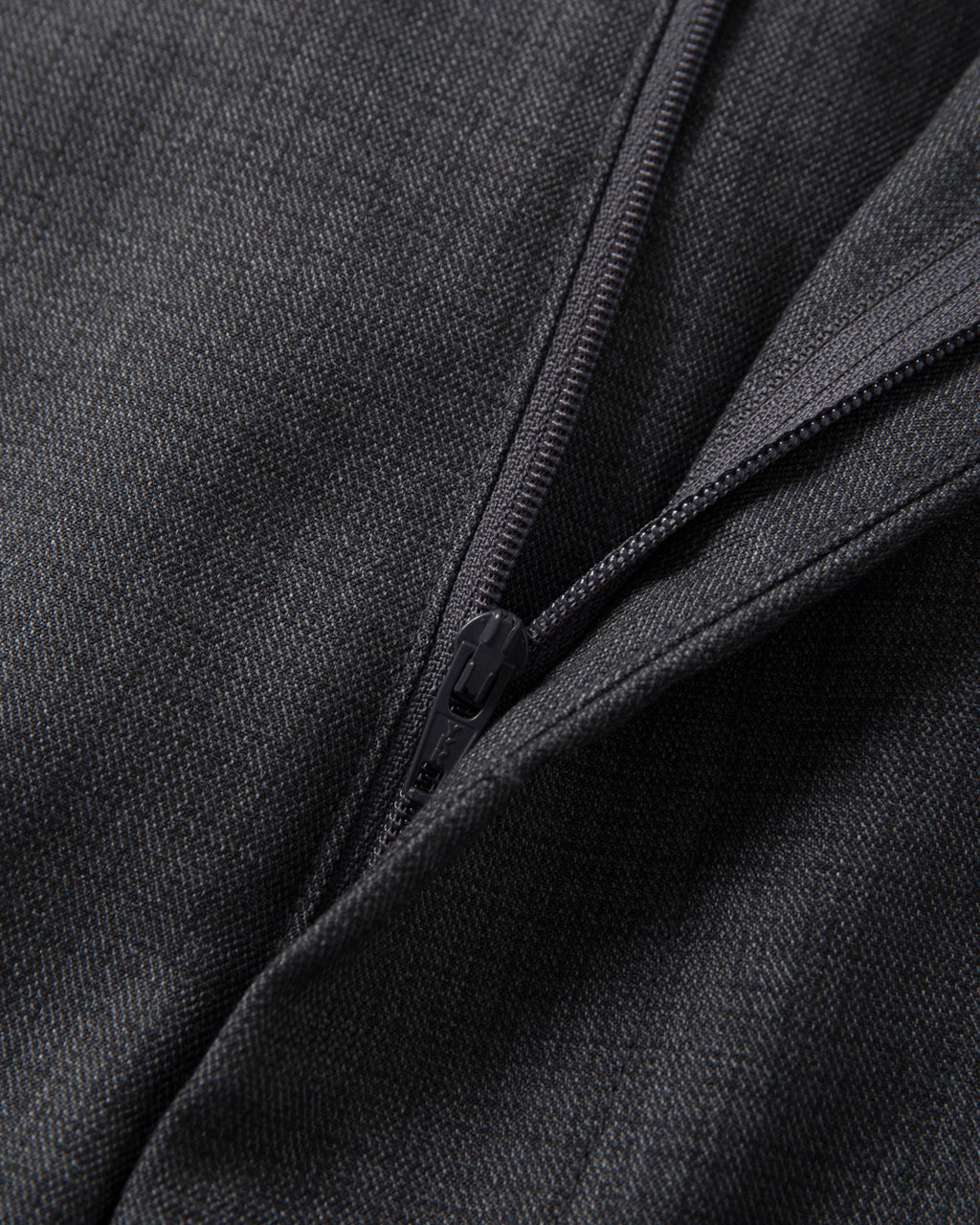 SAMBASHI - Airy Tropical Wool Touch Two-Tuck Slacks (Charcoal)