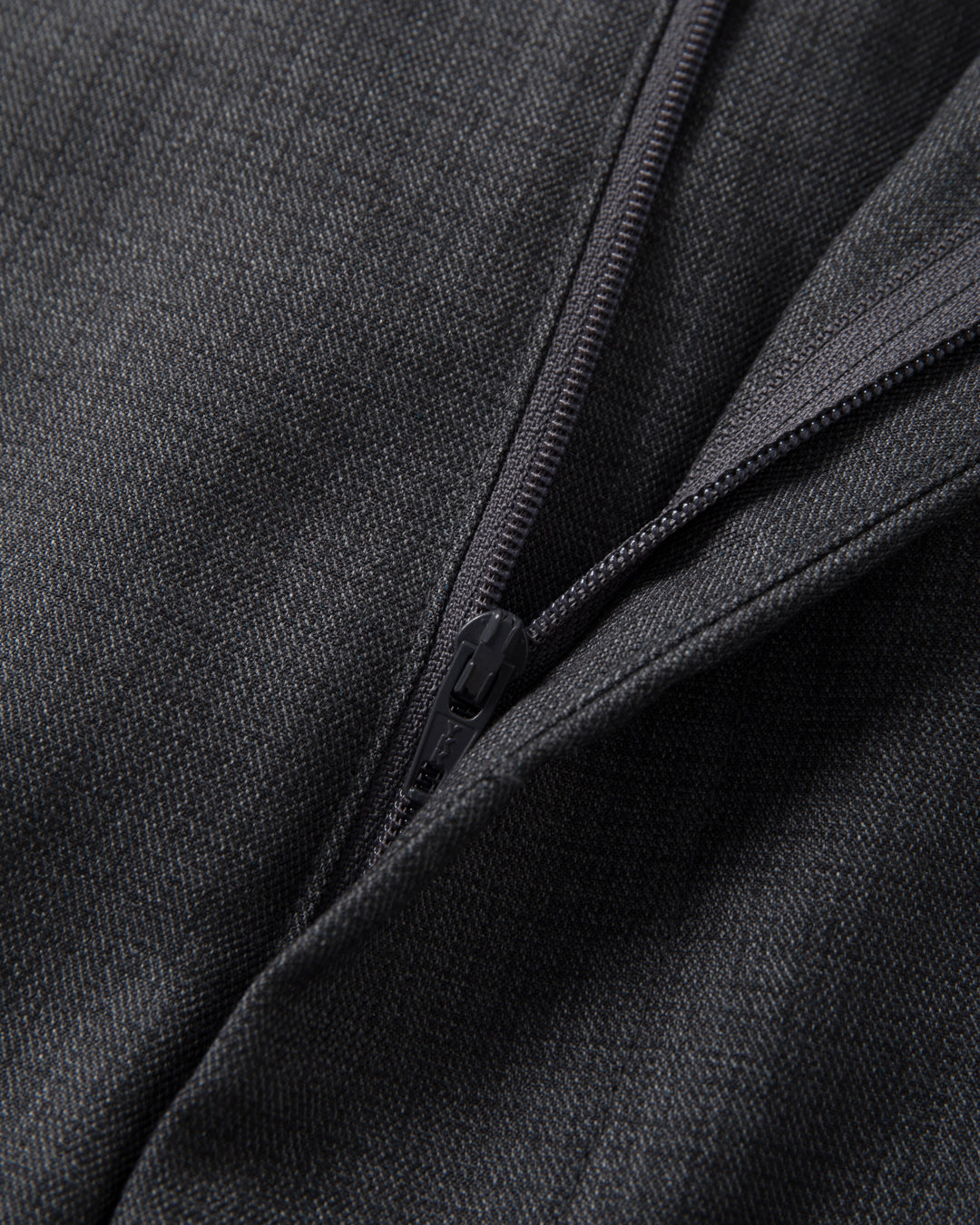 SAMBASHI - Airy Tropical Wool Touch Two-Tuck Slacks (Charcoal)