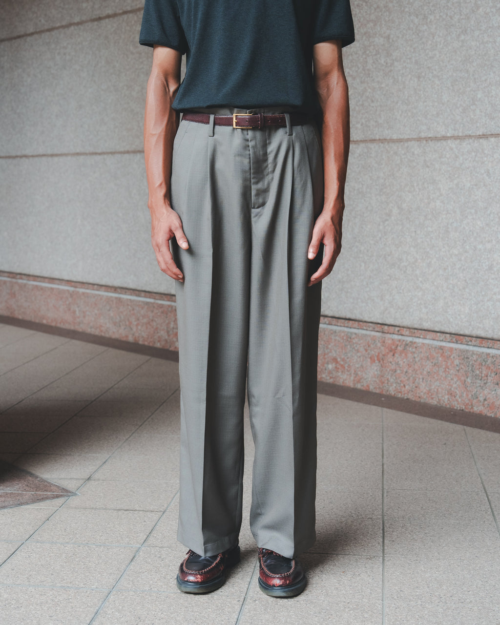 SAMBASHI - Airy Tropical Wool Touch Two-Tuck Slacks (Caramel)