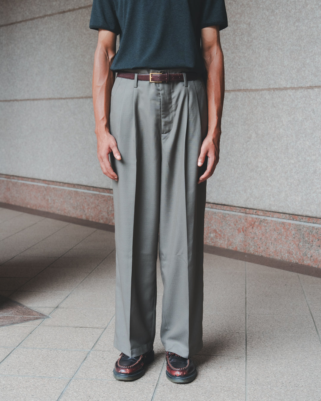 SAMBASHI - Airy Tropical Wool Touch Two-Tuck Slacks (Caramel)