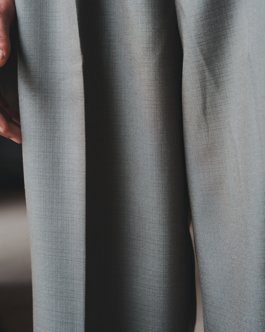SAMBASHI - Airy Tropical Wool Touch Two-Tuck Slacks (Caramel)