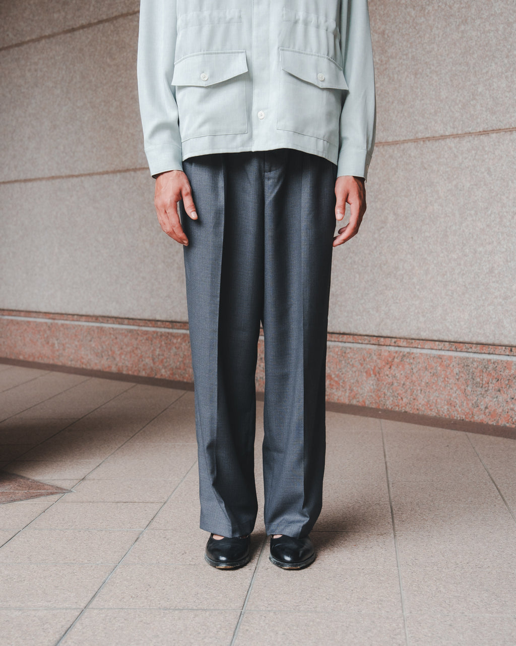 SAMBASHI - Airy Tropical Wool Touch Two-Tuck Slacks (Charcoal)